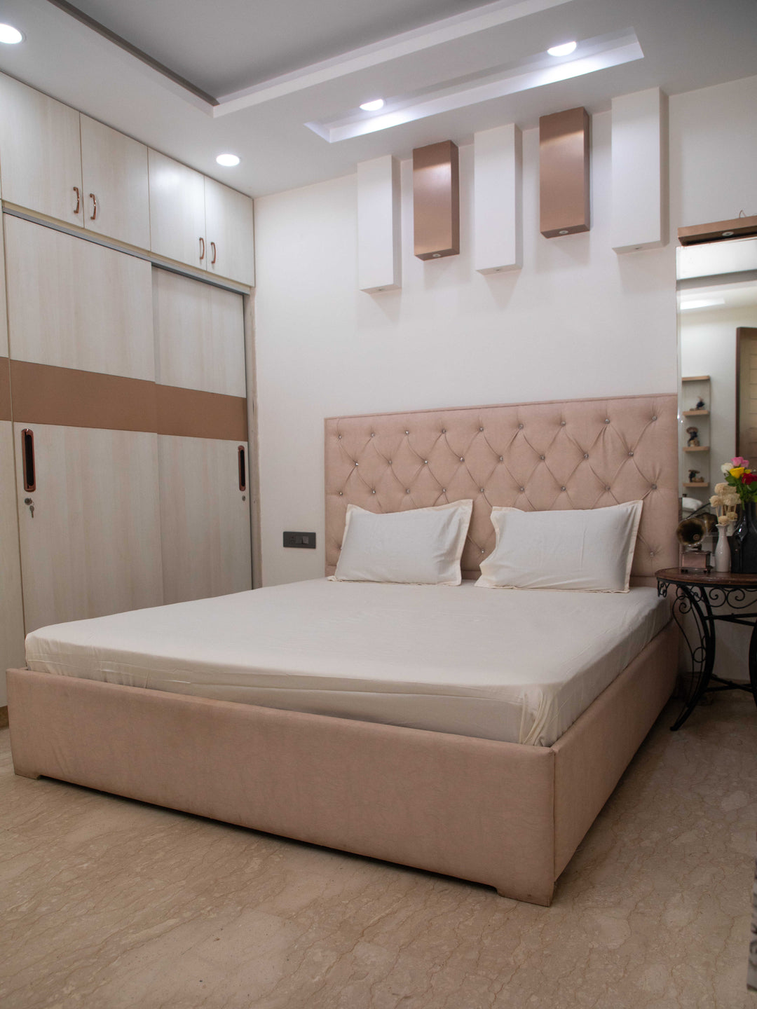 White Solid &nbsp;100% Cotton Bedsheet With Pillow Covers