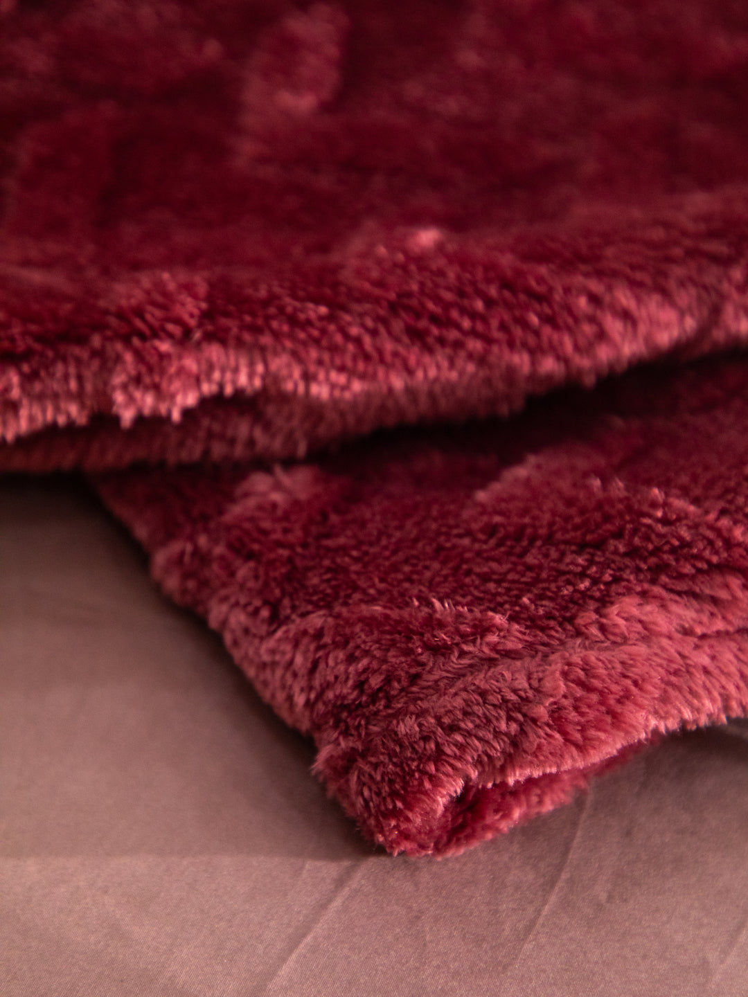 Red Fur AC Room 300 GSM Double Bed Comforter 90x108