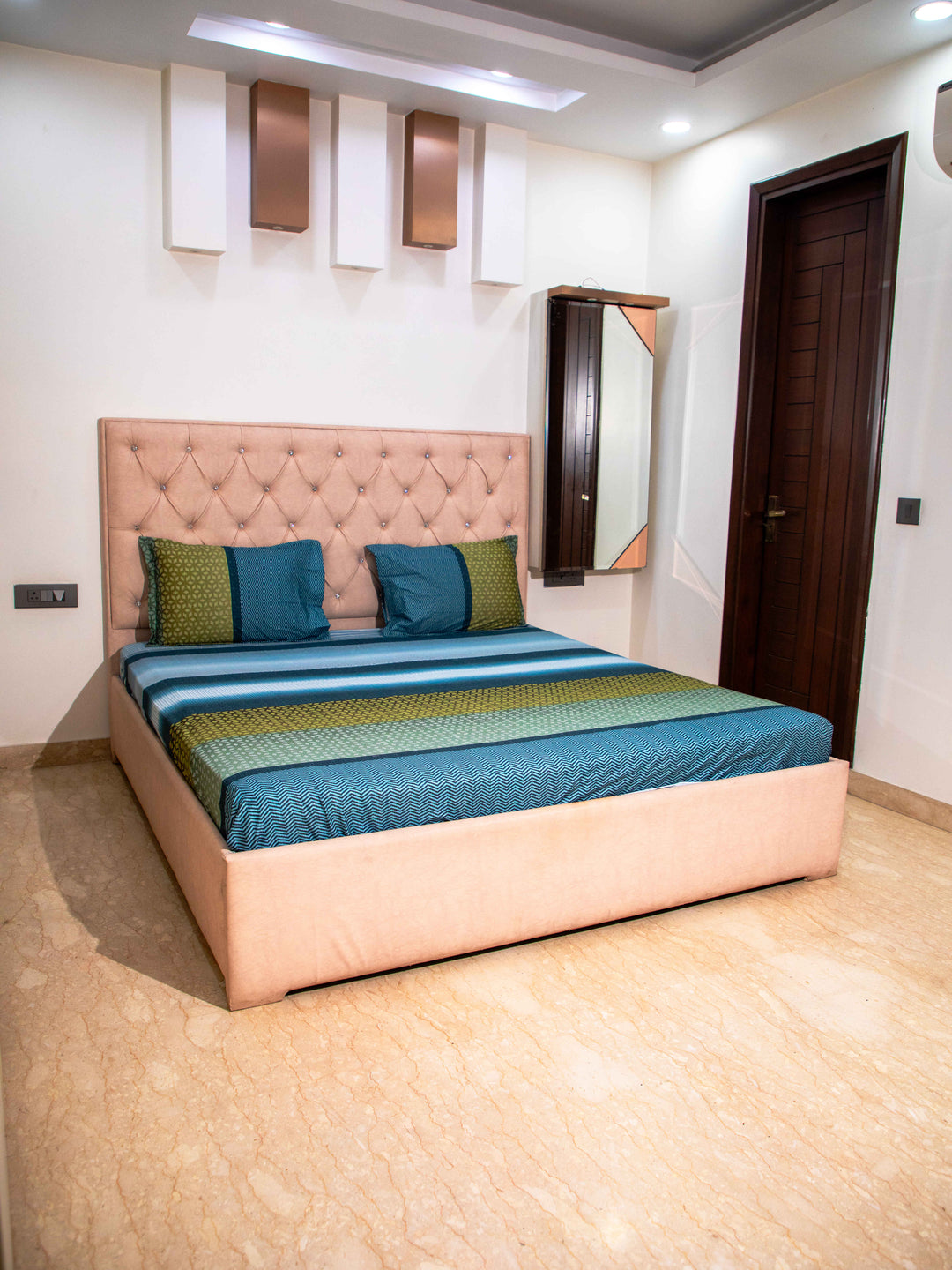 Turquoise Graphic 100% Cotton Bedsheet With Pillow Covers