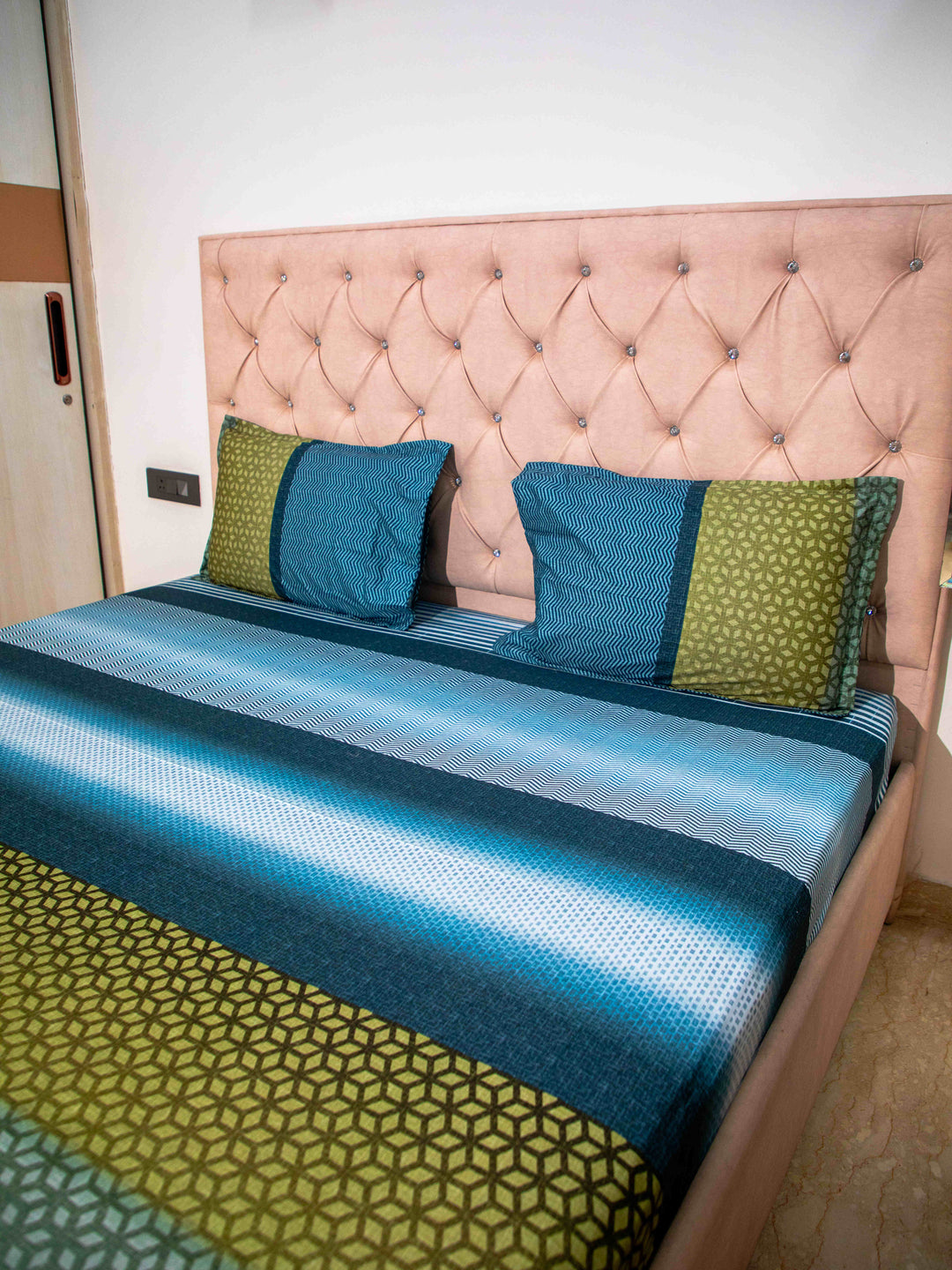 Turquoise Graphic 100% Cotton Bedsheet With Pillow Covers