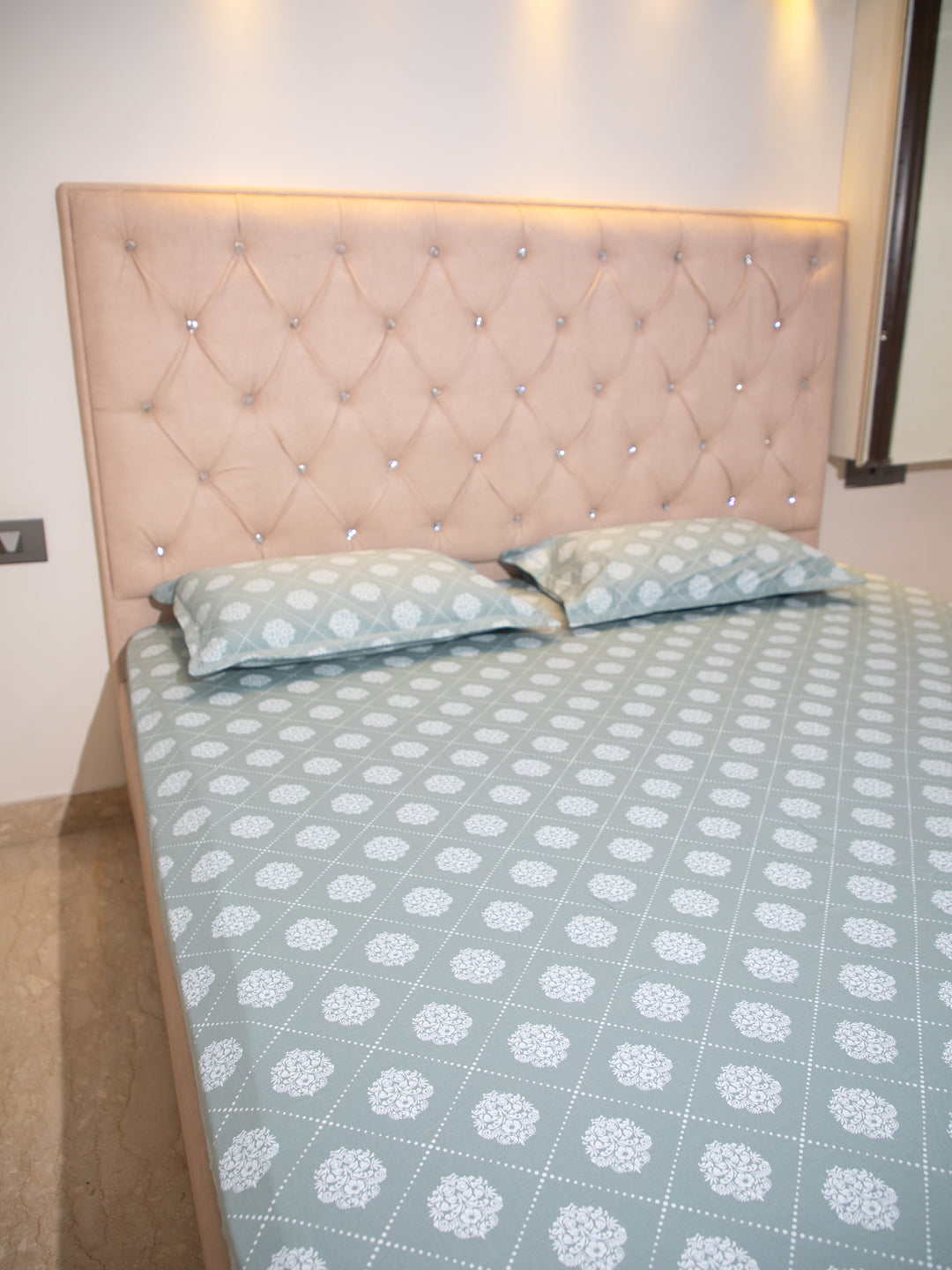 Pastel Green Motif Print 100% Cotton King Bedsheet With Pillow Covers