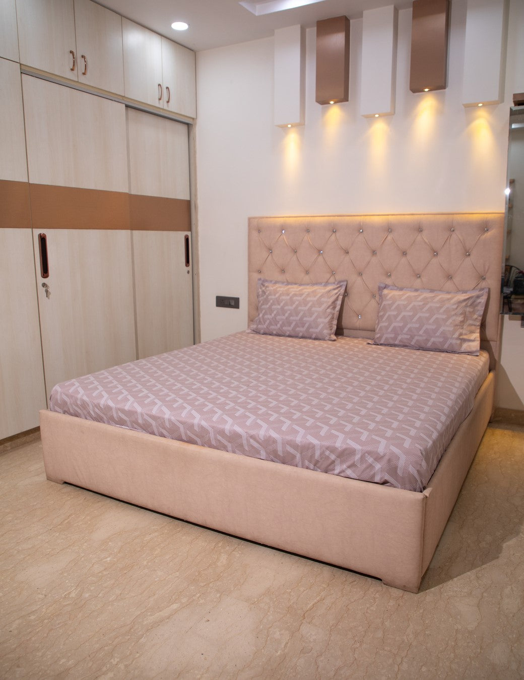 Rose Pink Geometrical 100% Cotton King Bedsheet With Pillow Covers