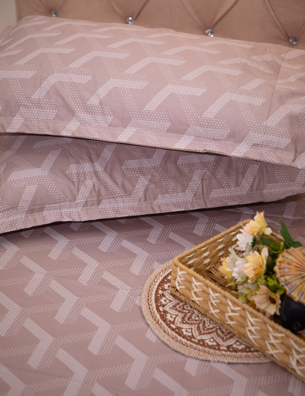 Rose Pink Geometrical 100% Cotton King Bedsheet With Pillow Covers