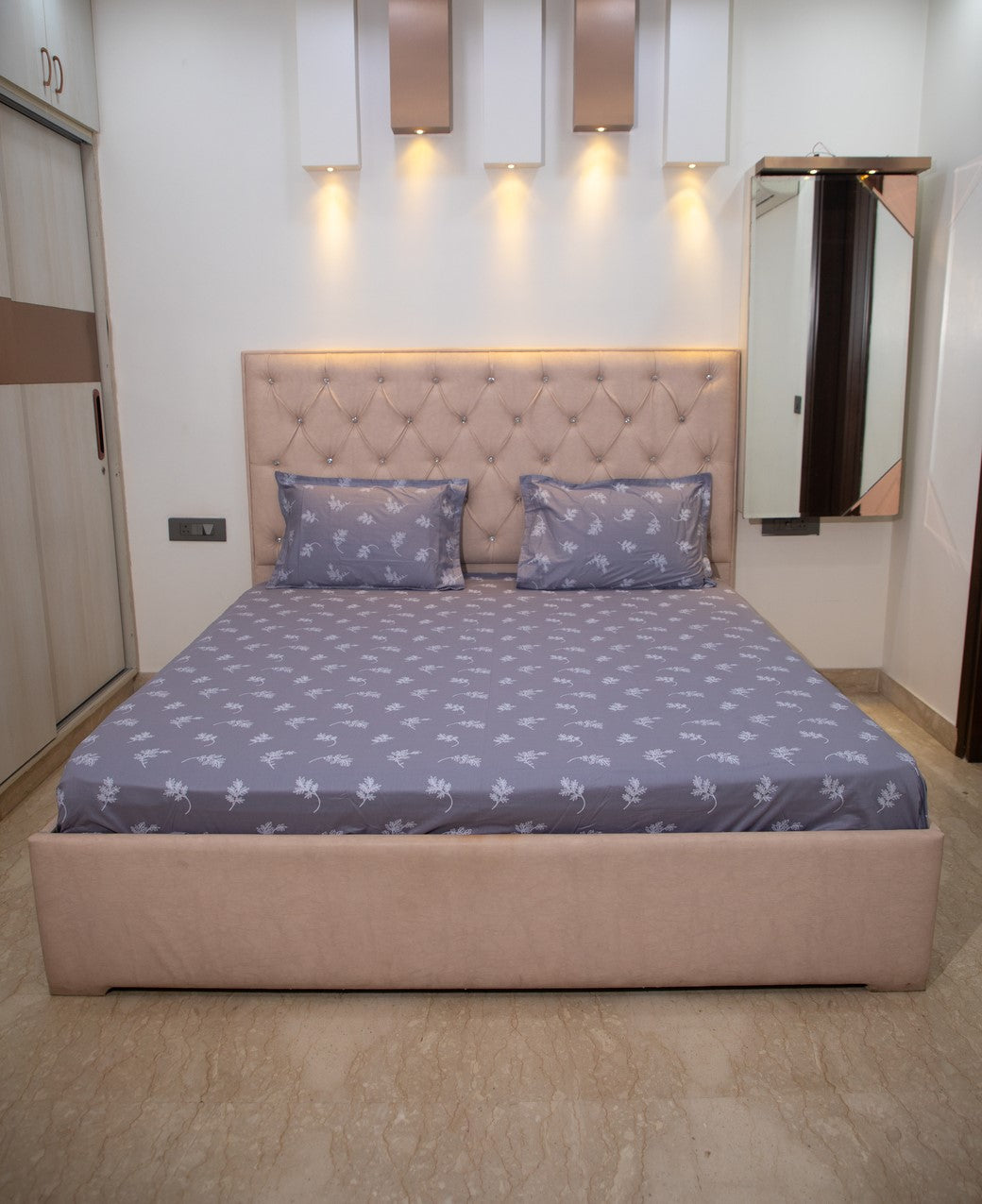 Grey Leaf Print 100% Cotton King Bedsheet With Pillow Covers