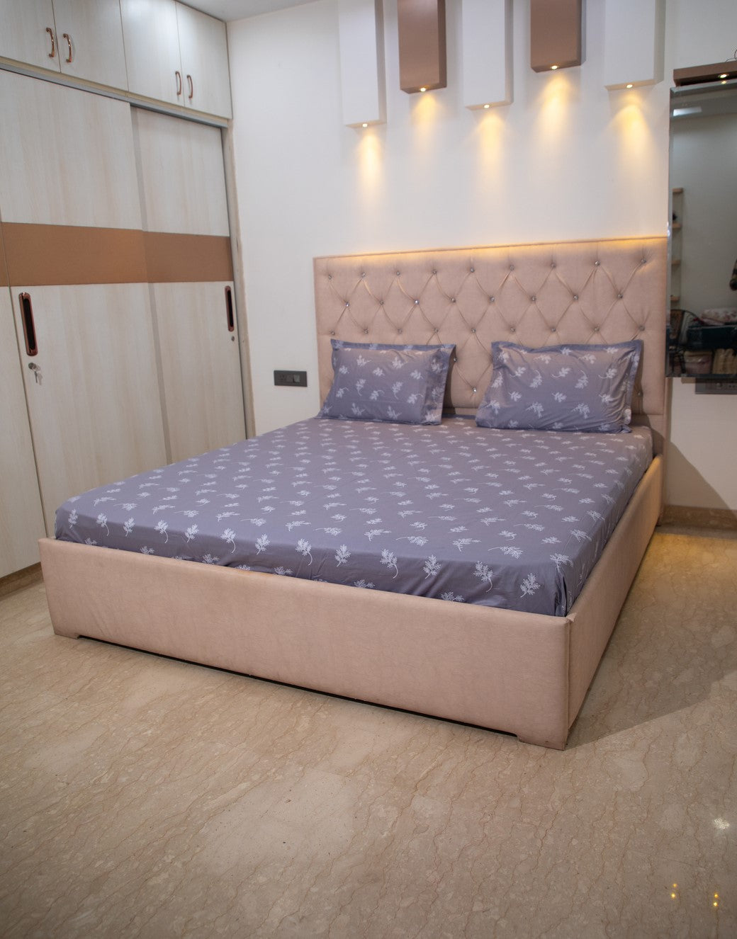 Grey Leaf Print 100% Cotton King Bedsheet With Pillow Covers