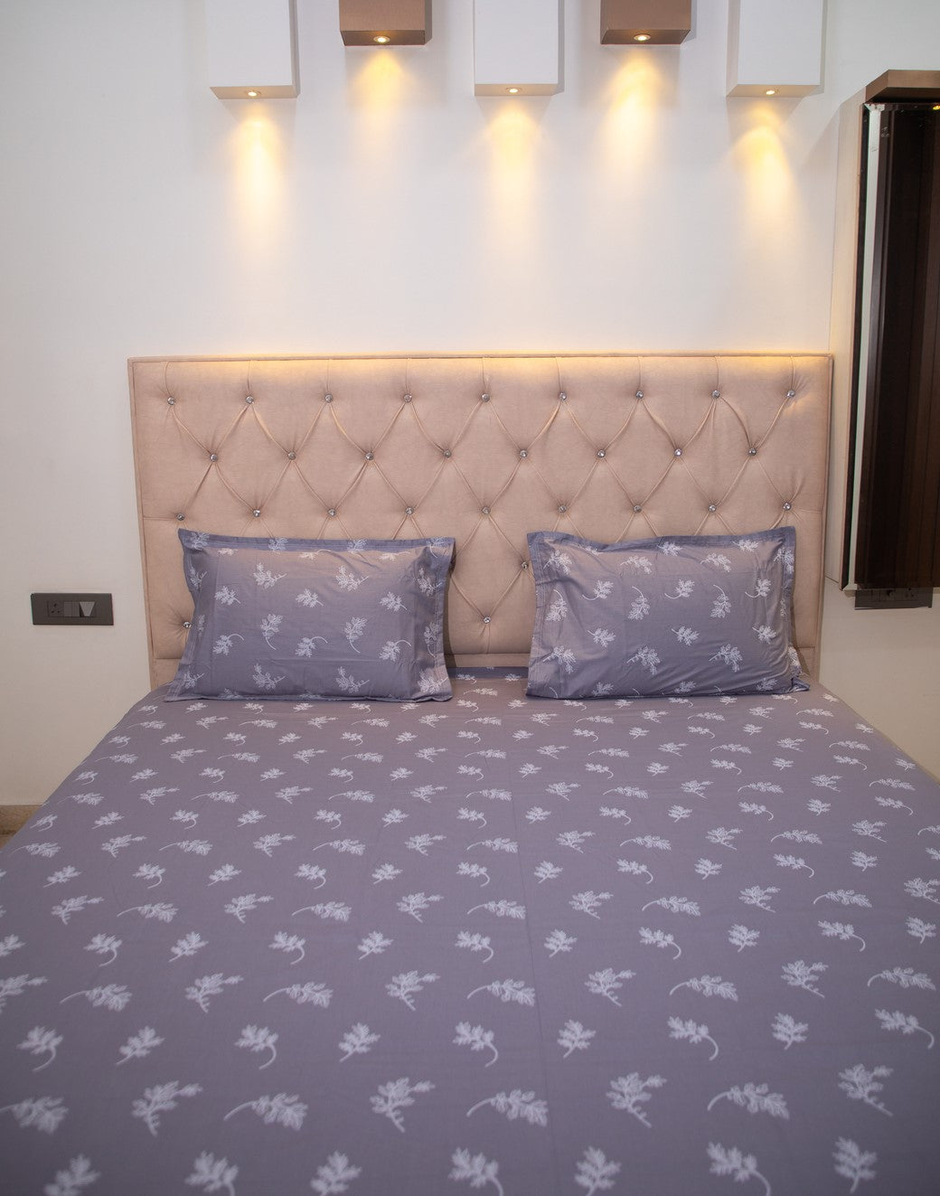 Grey Leaf Print 100% Cotton King Bedsheet With Pillow Covers