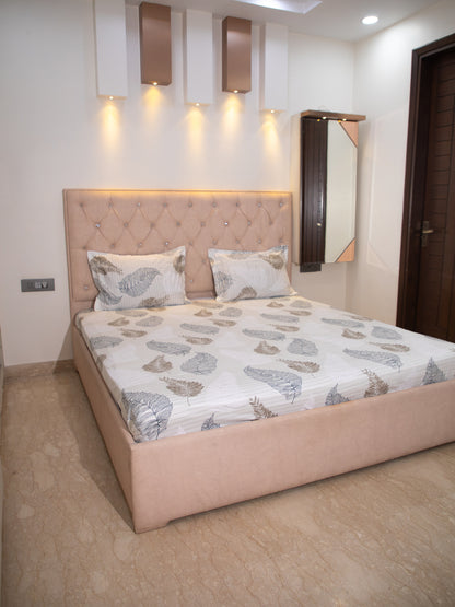 Off White Leaf Print 100% Cotton King Bedsheet With Pillow Covers