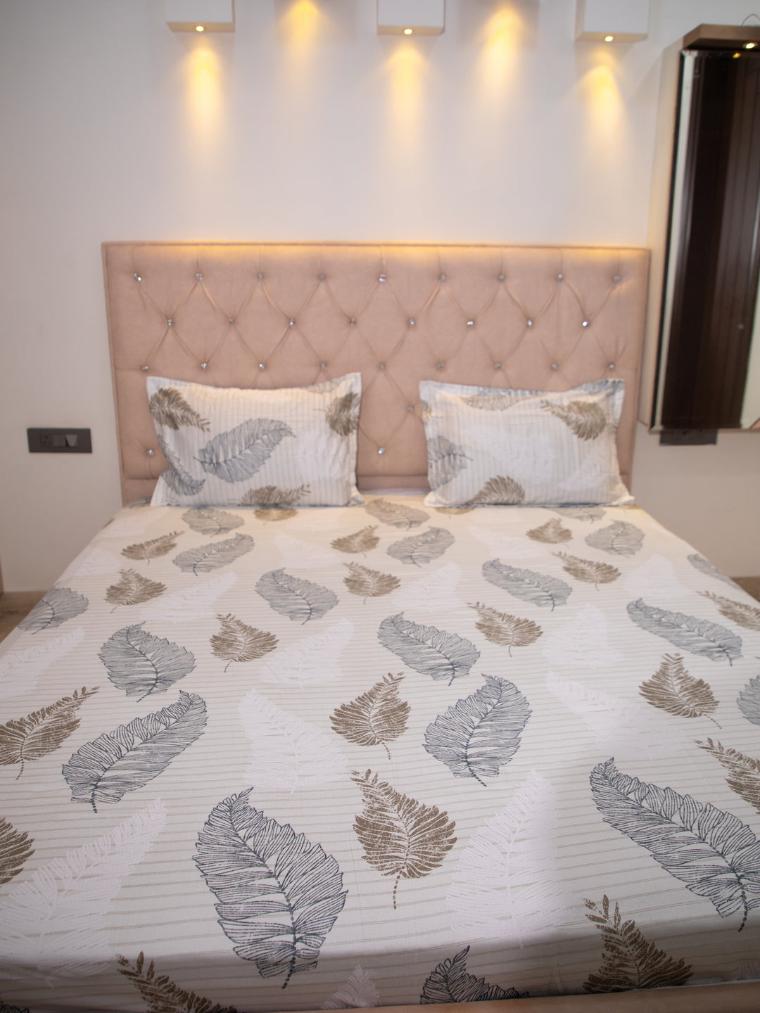 Off White Leaf Print 100% Cotton King Bedsheet With Pillow Covers