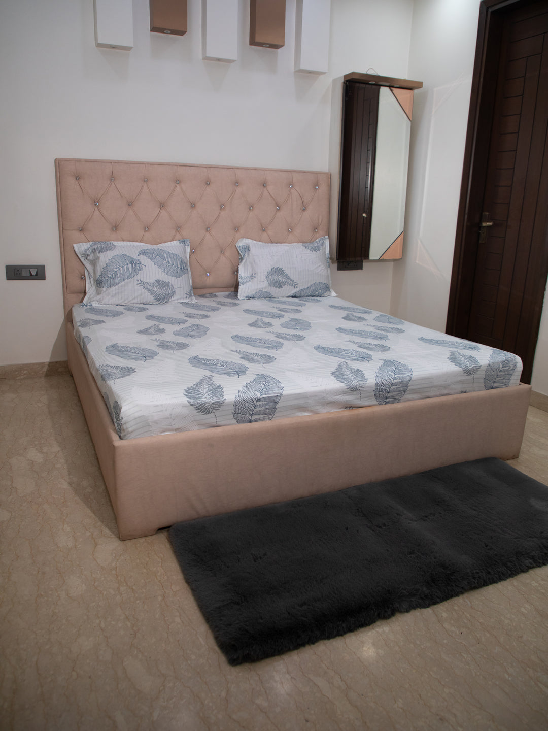 Off White Leaf Print 100% Cotton King Bedsheet Witth Pillow Covers