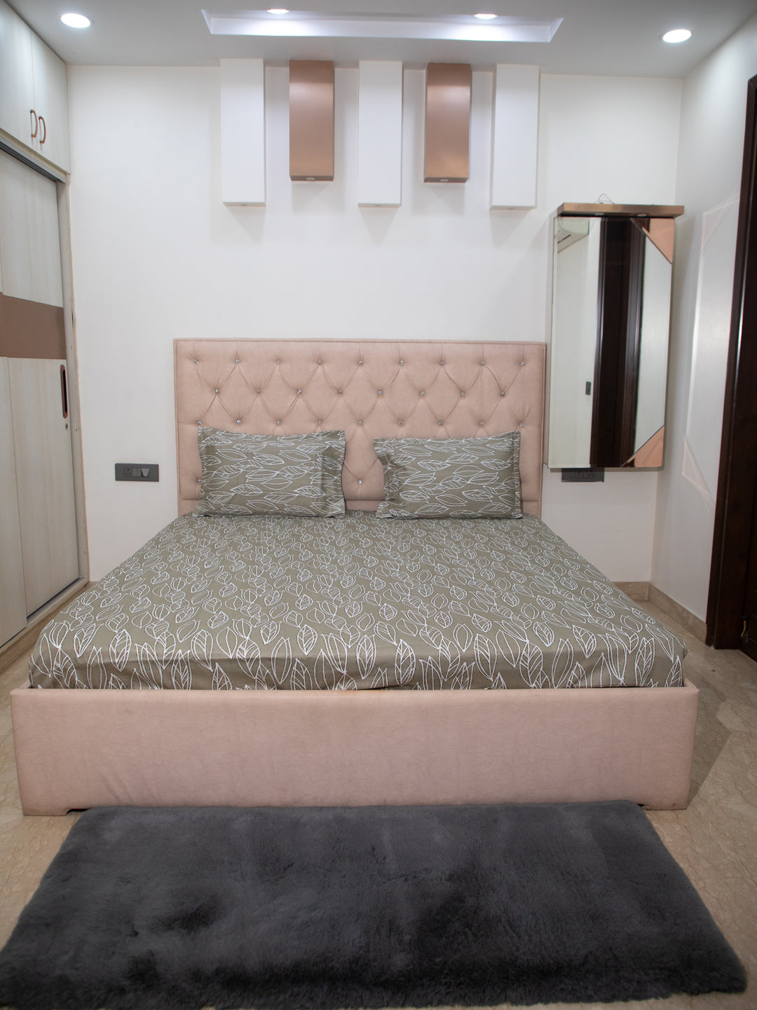 Dark Green Leaf Print 100% Cotton King Bedsheet With Pillow Covers