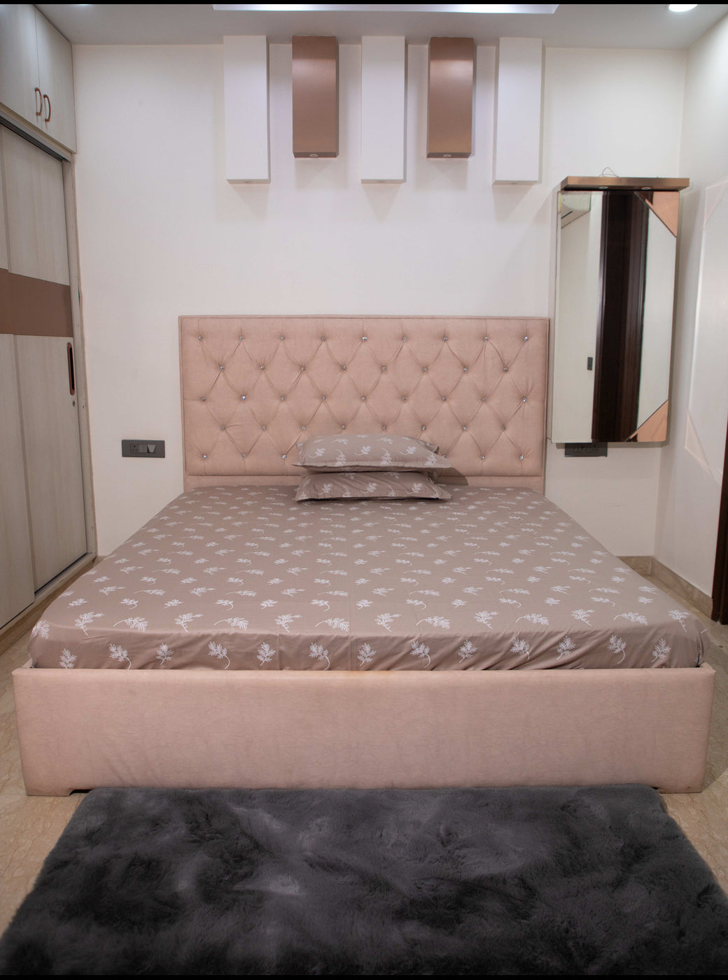 Tan Base Leaf Print 100% Cotton King Bedsheet With Pillow Covers