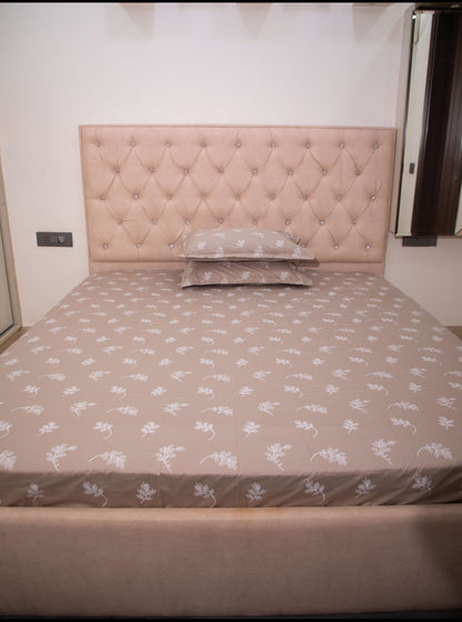 Tan Base Leaf Print 100% Cotton King Bedsheet With Pillow Covers