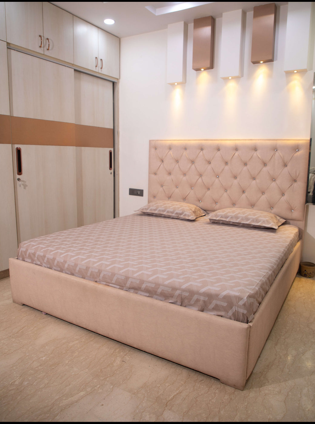 Tan Base Geometrical Pattern 100% Cotton King Bedsheet With Pillow Covers