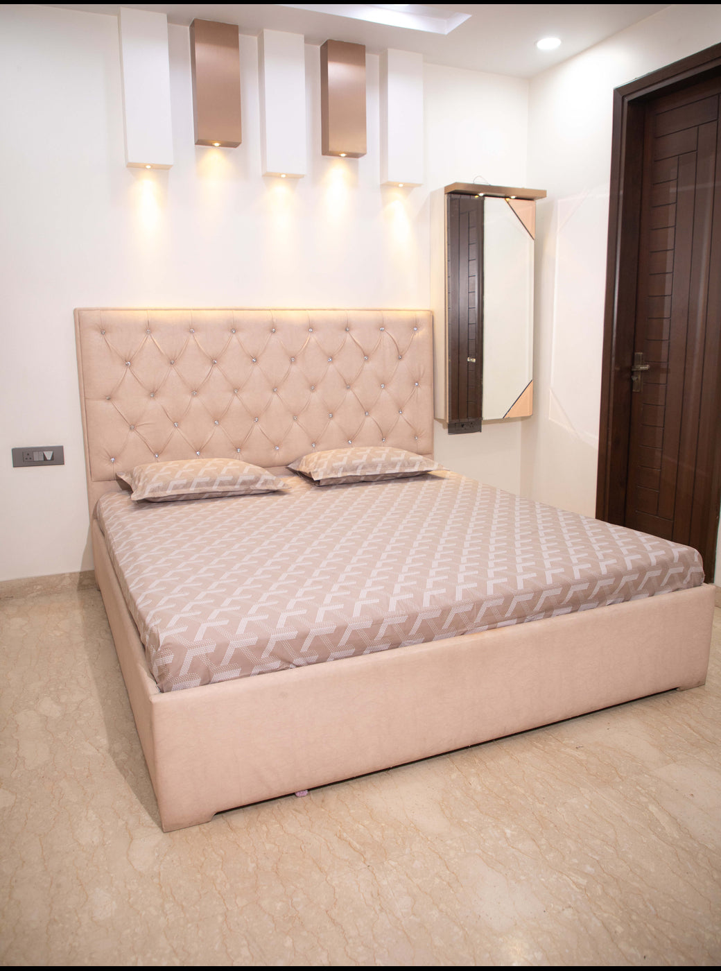 Tan Base Geometrical Pattern 100% Cotton King Bedsheet With Pillow Covers