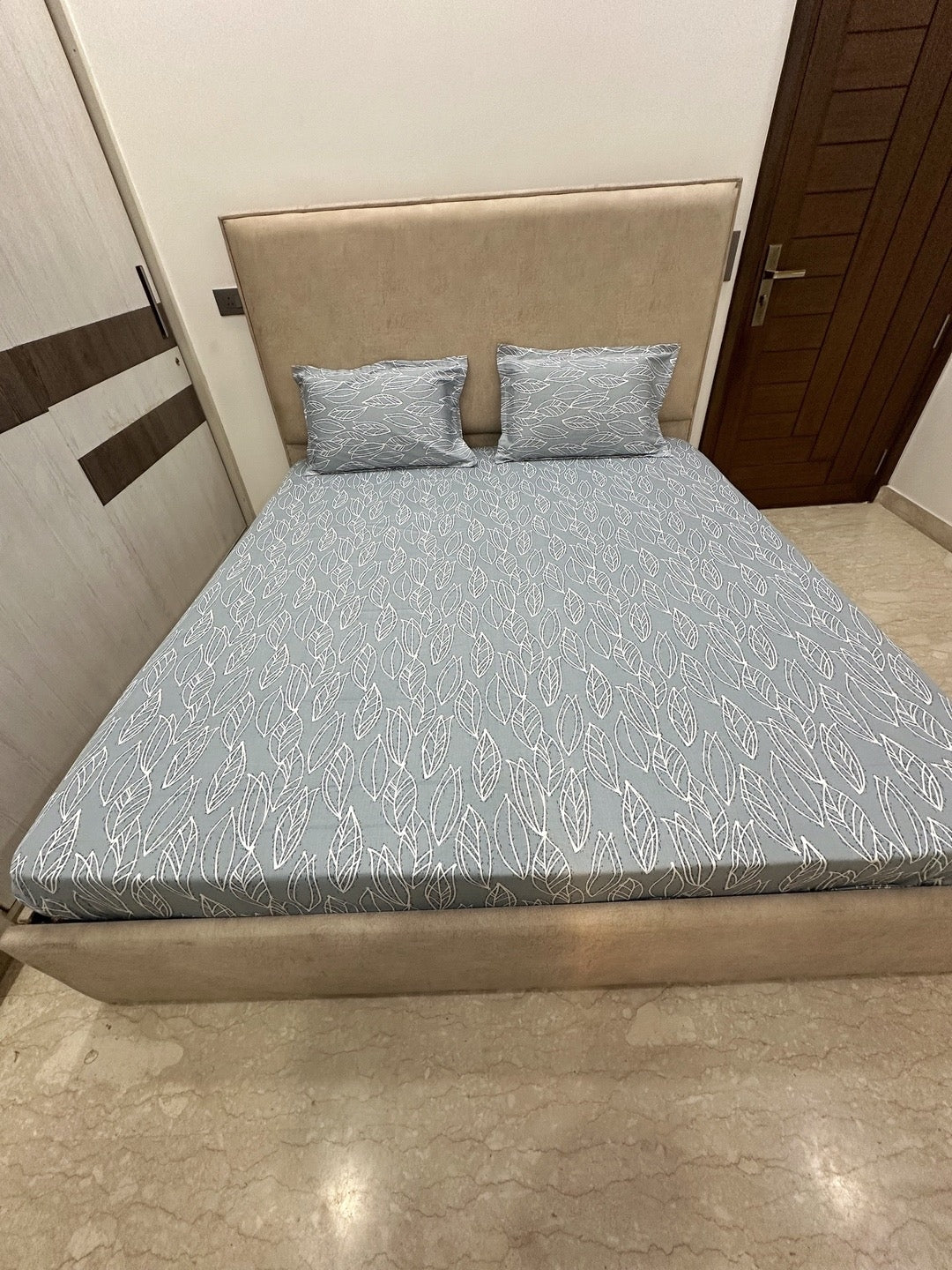 Grey Base Leaf Print 100% Cotton Bedsheet With Pillow Covers