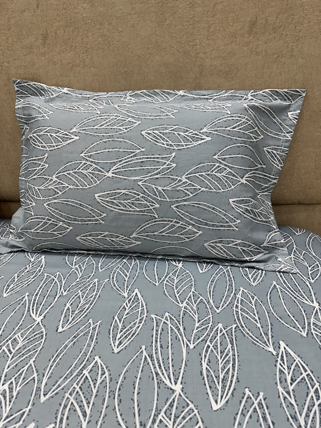 Grey Base Leaf Print 100% Cotton Bedsheet With Pillow Covers