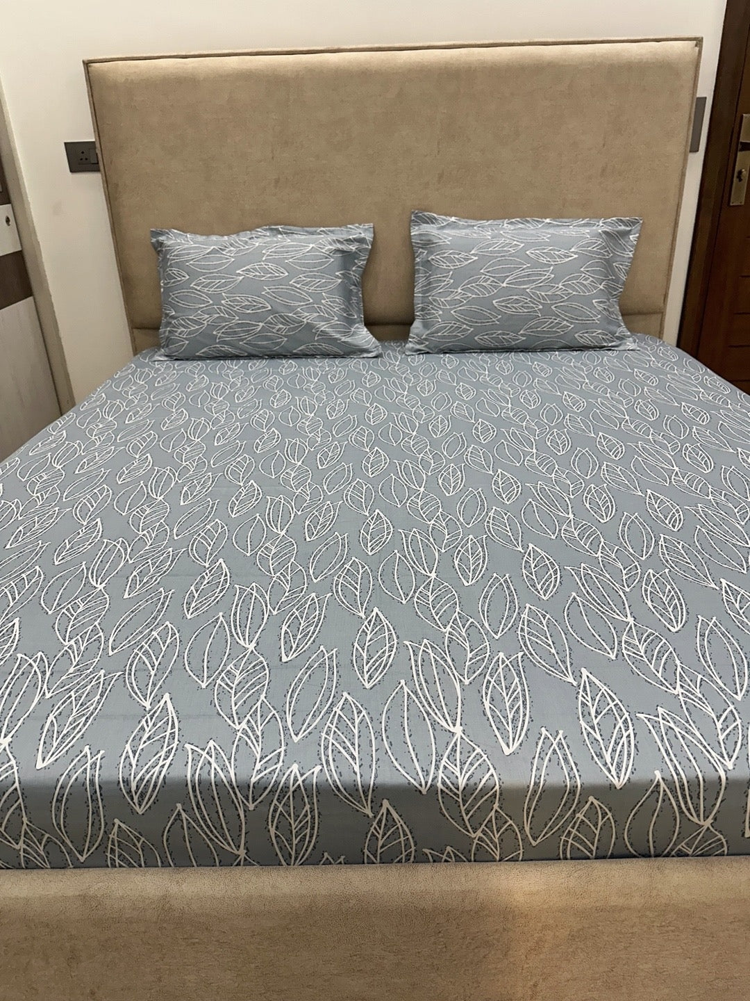 Grey Base Leaf Print 100% Cotton Bedsheet With Pillow Covers